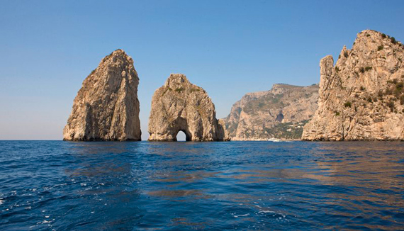 faraglioni di Capri week end in barca a vela golfo di napoli